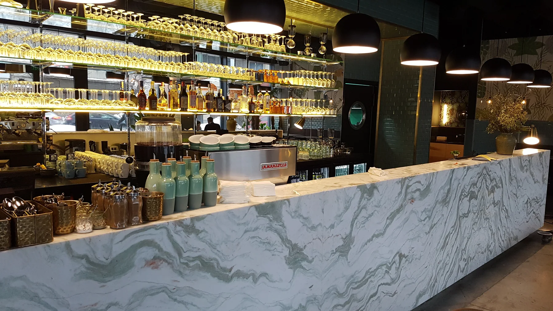 Front de bar placat cu marmură — lucrare DOMOBUILD