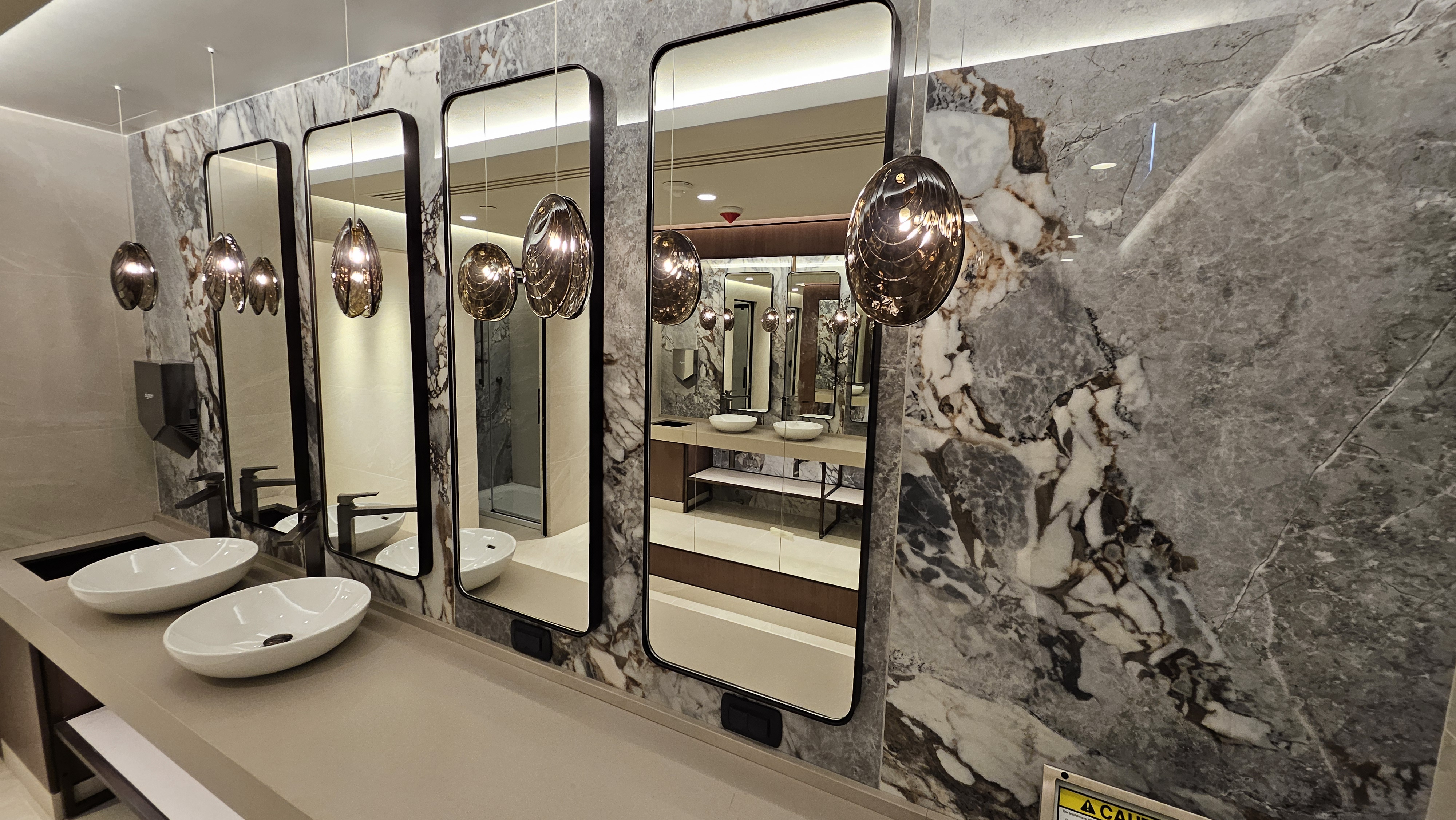 Placare ceramică decorativă într-un grup sanitar premium