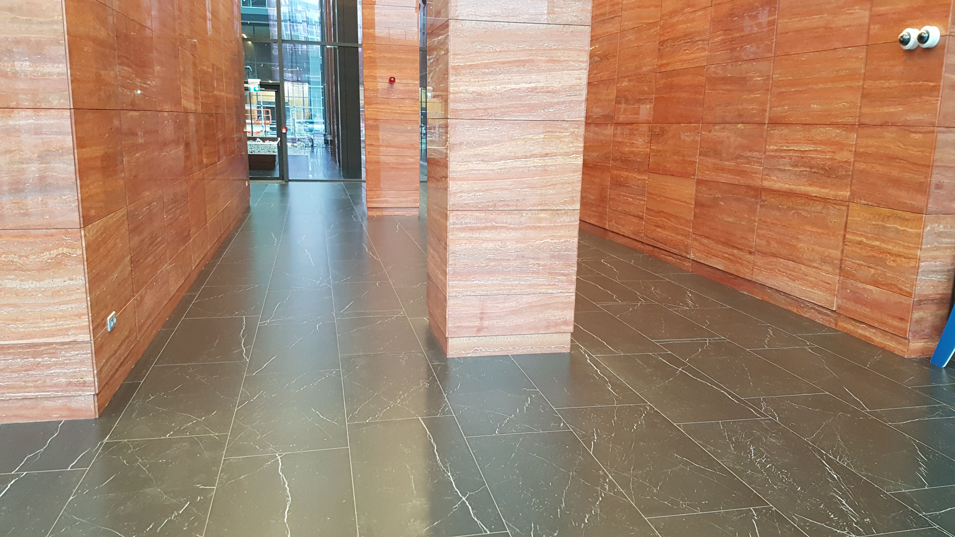 Pardoseală ceramică într-un spațiu comercial