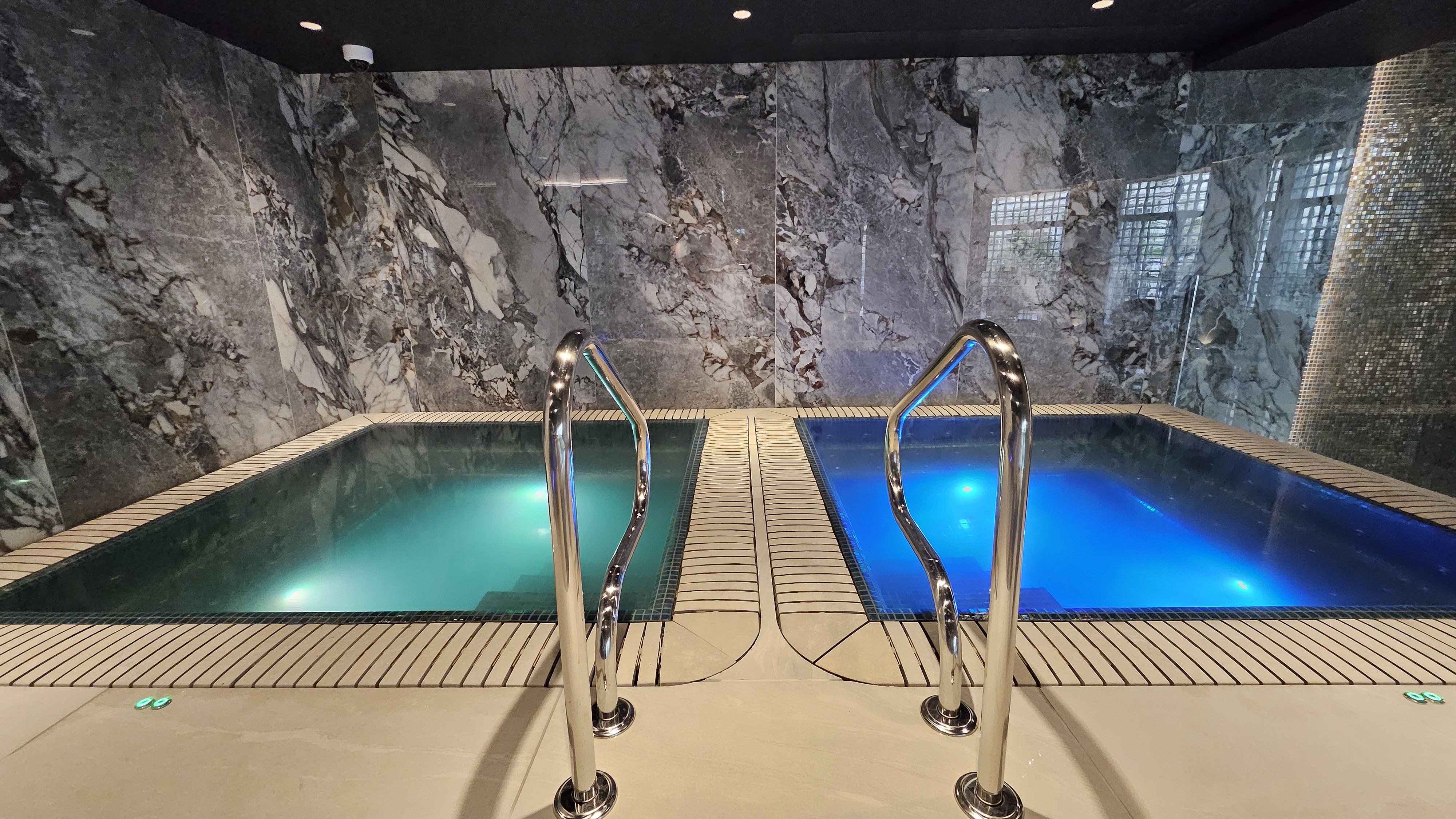 Piscine interioare cu pereți placați cu ceramică XXL
