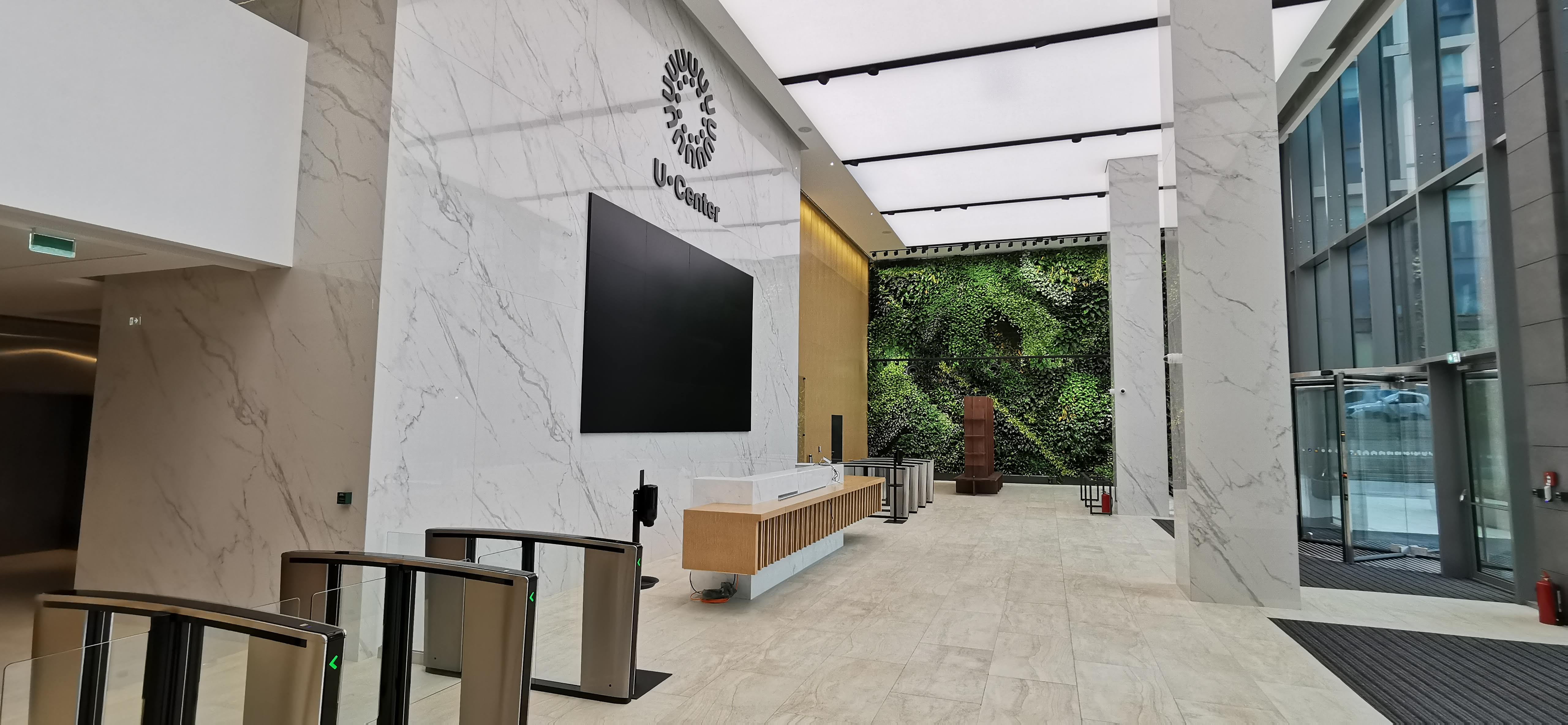 Lobby U-Center placat cu plăci ceramice XXL