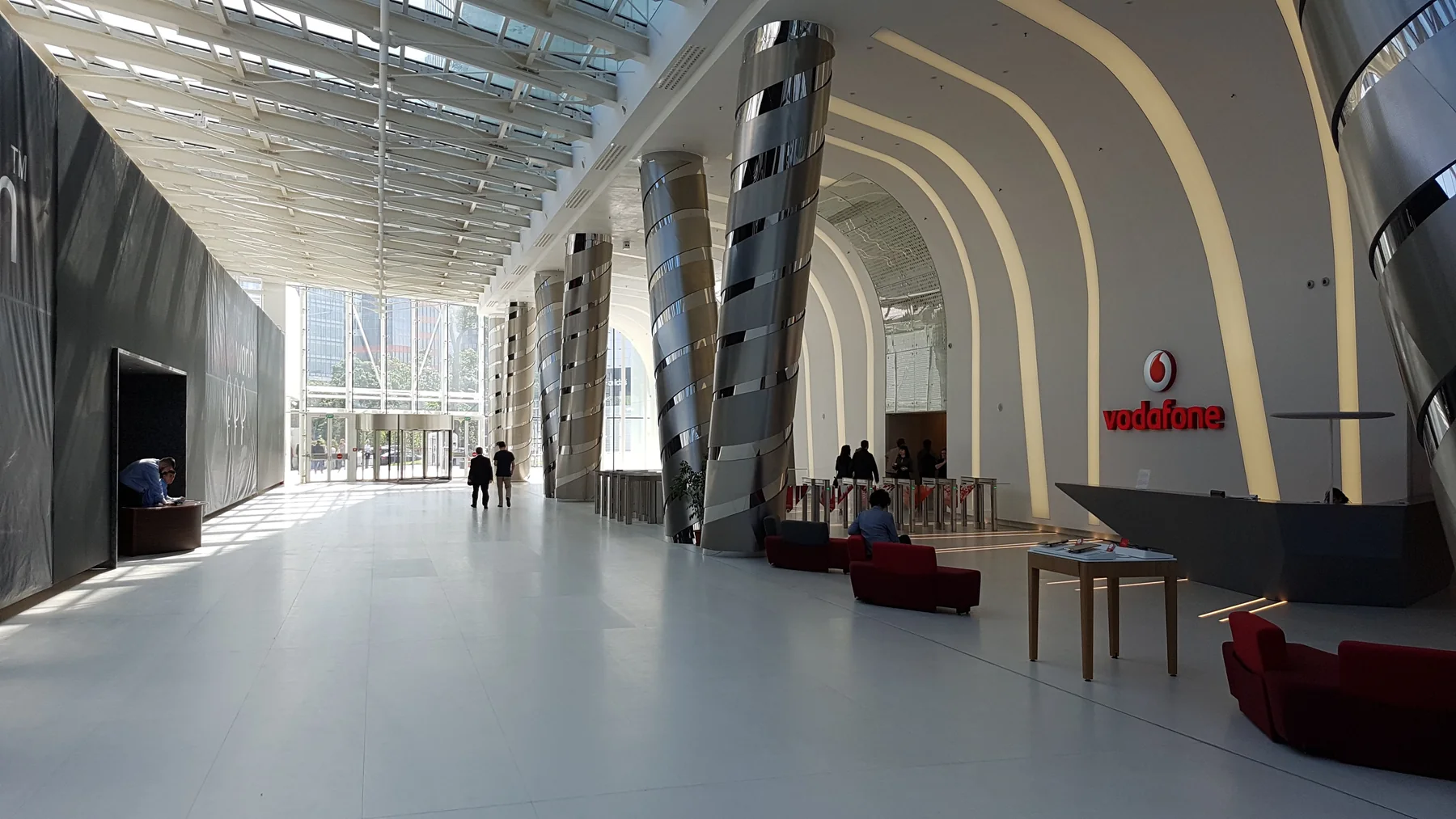 Placări cu plăci ceramice XXL (3.6 × 1.6 m) — lucrare DomoBuild