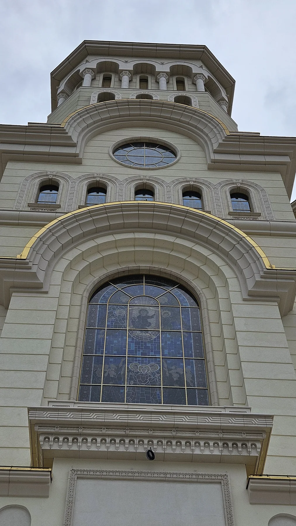 Detaliu arhitectural din piatră — lucrare DOMOBUILD