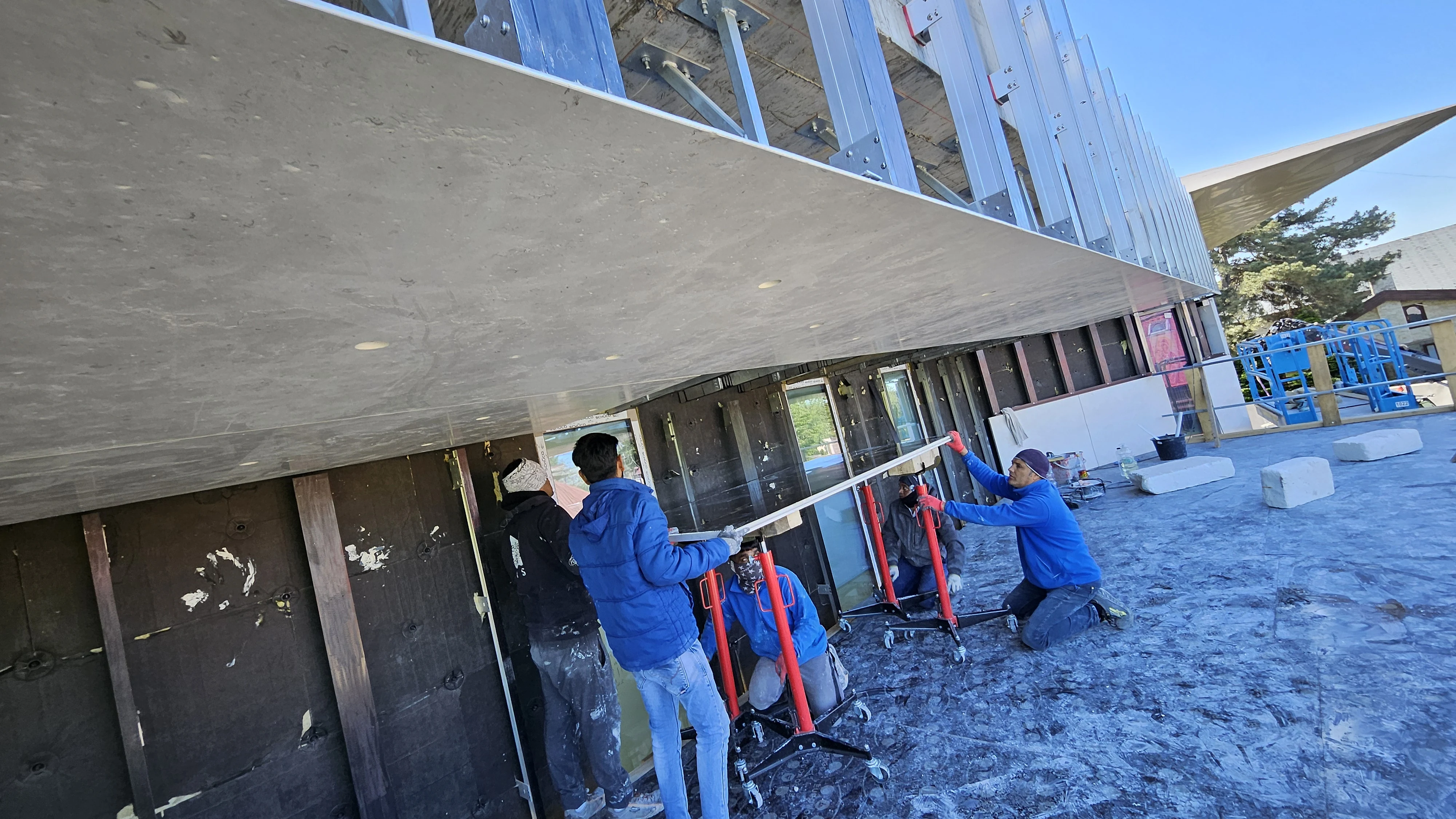 Echipa DOMOBUILD în timpul montajului fațadei