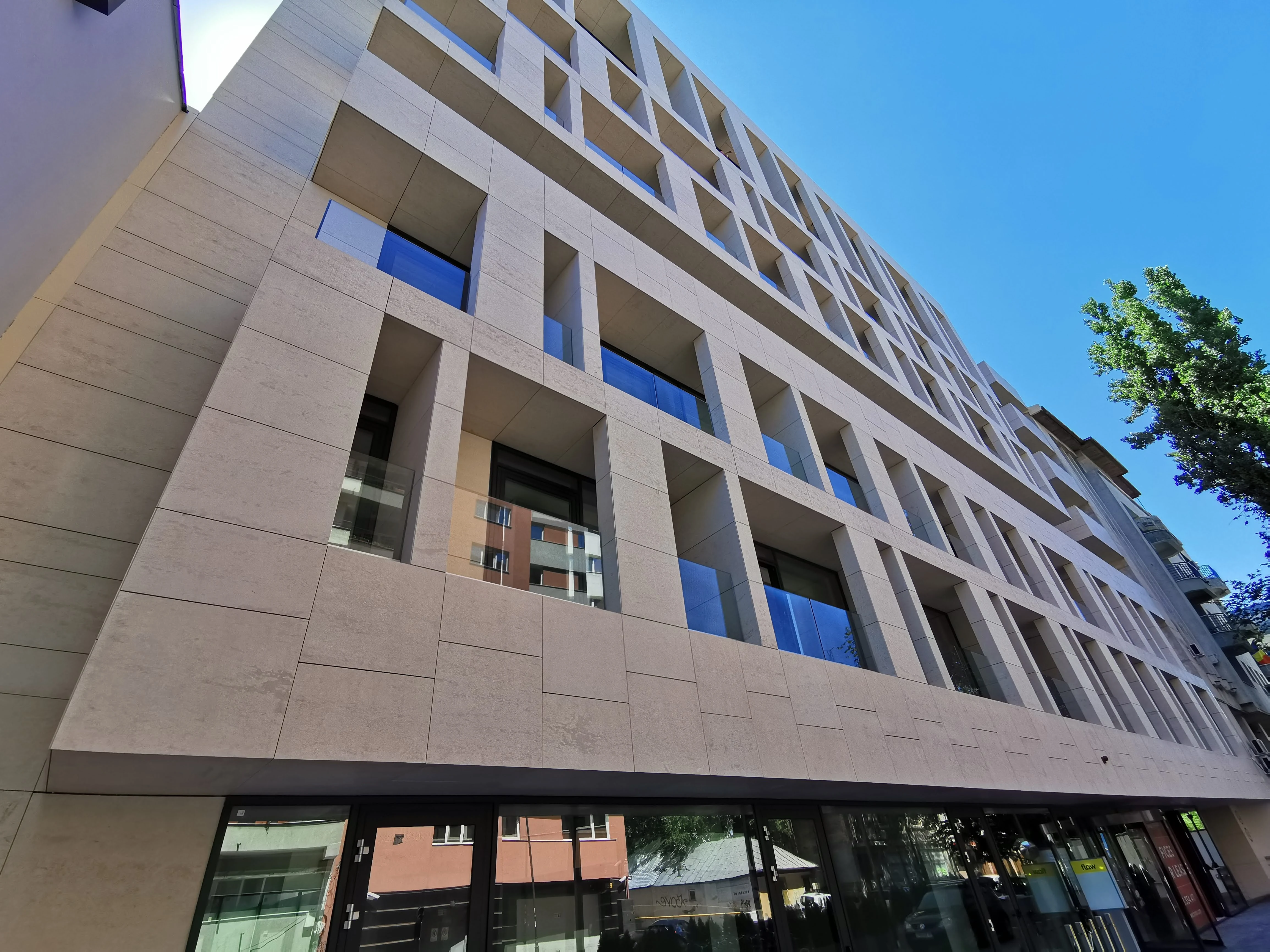 Fațadă ventilată din piatră — lucrare DOMOBUILD