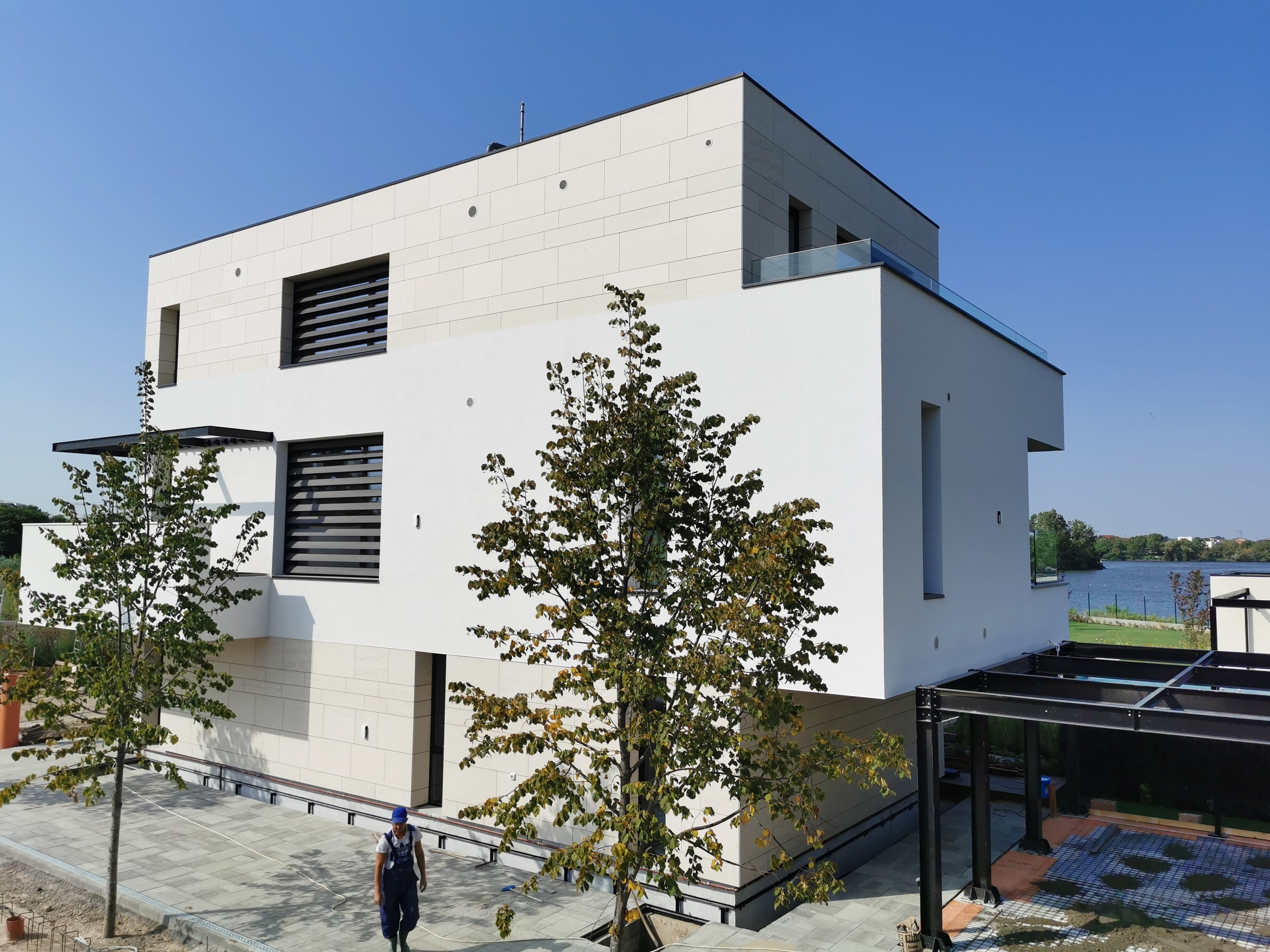 Fațadă ventilată albă pentru o locuință contemporană