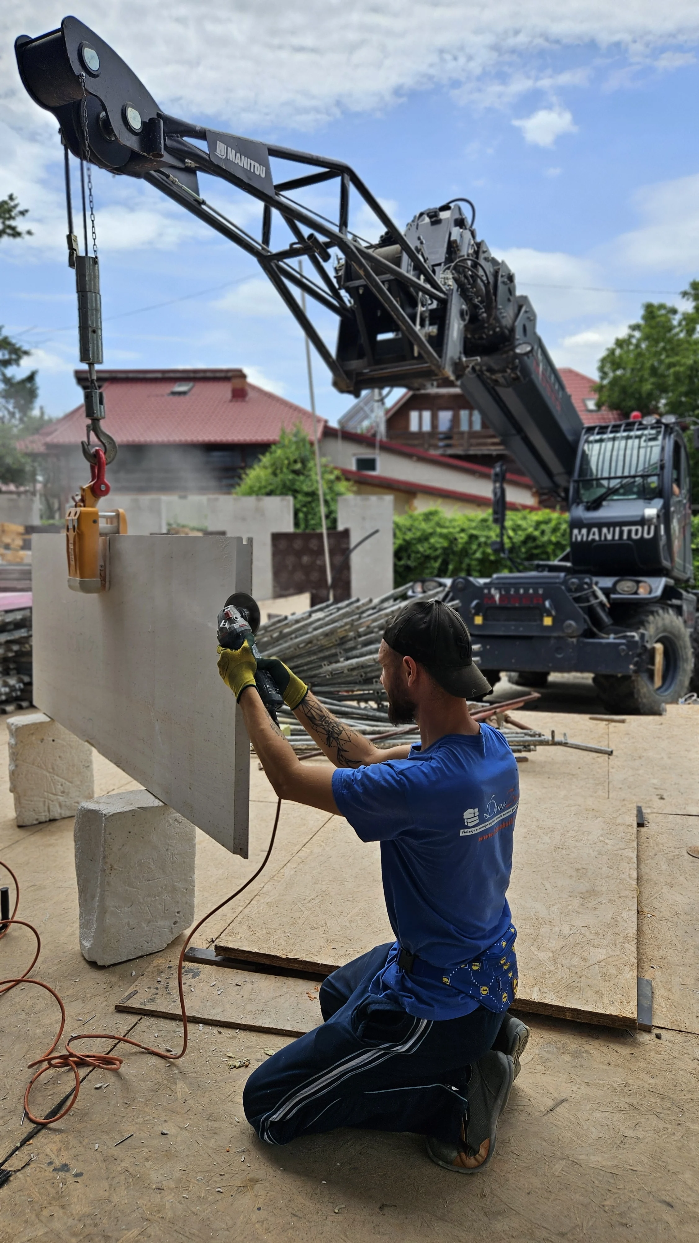 Specialist DOMOBUILD finisând manual muchia unei plăci de piatră naturală