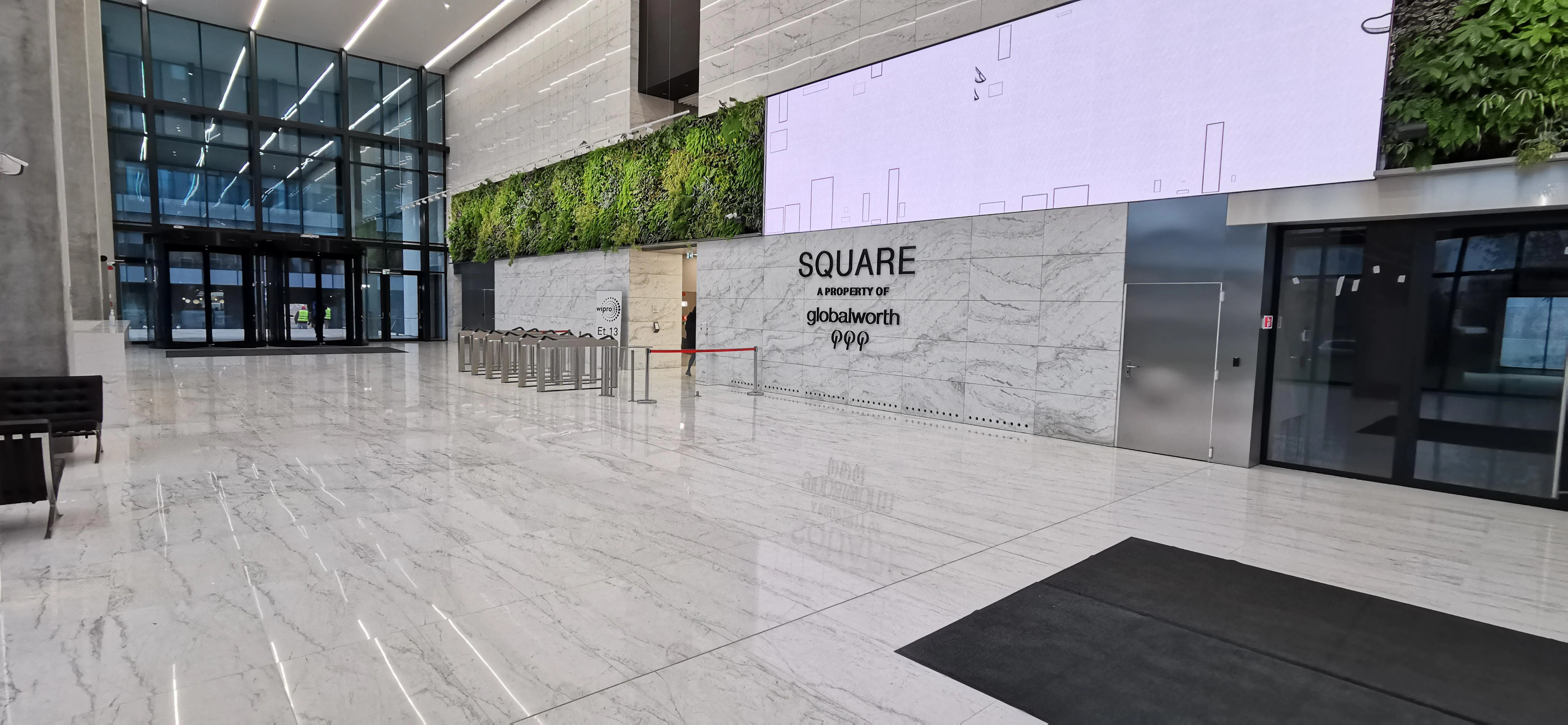 Lobby comercial placat cu piatră — lucrare DOMOBUILD