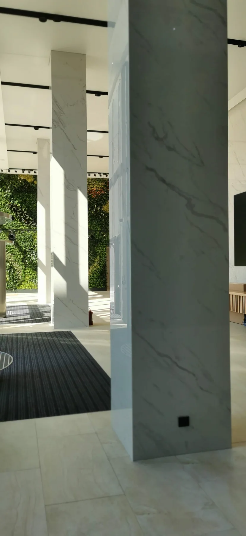 Lobby placat cu ceramică XXL — lucrare DOMOBUILD