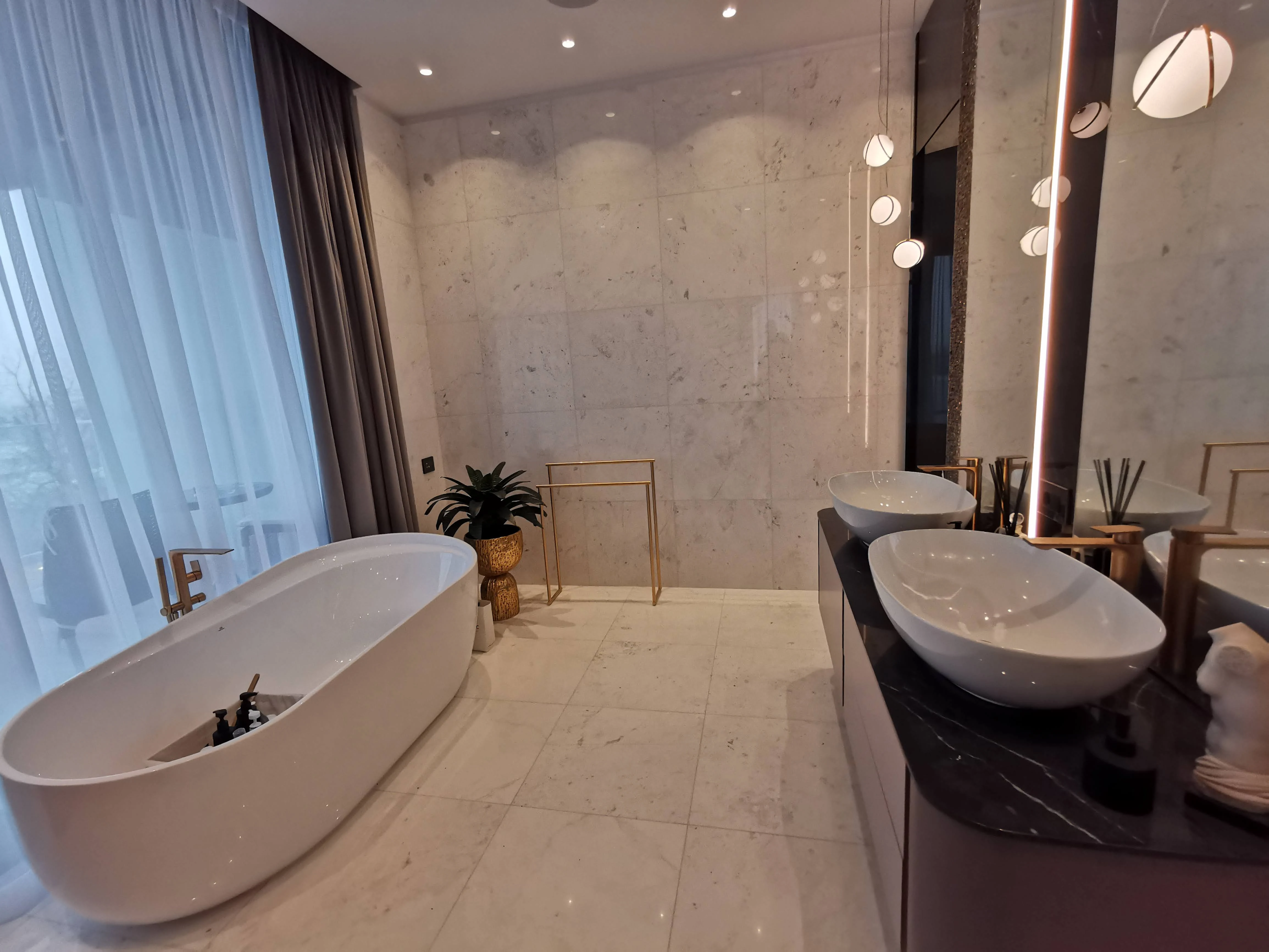 Baie placată integral cu piatră naturală — lucrare DOMOBUILD