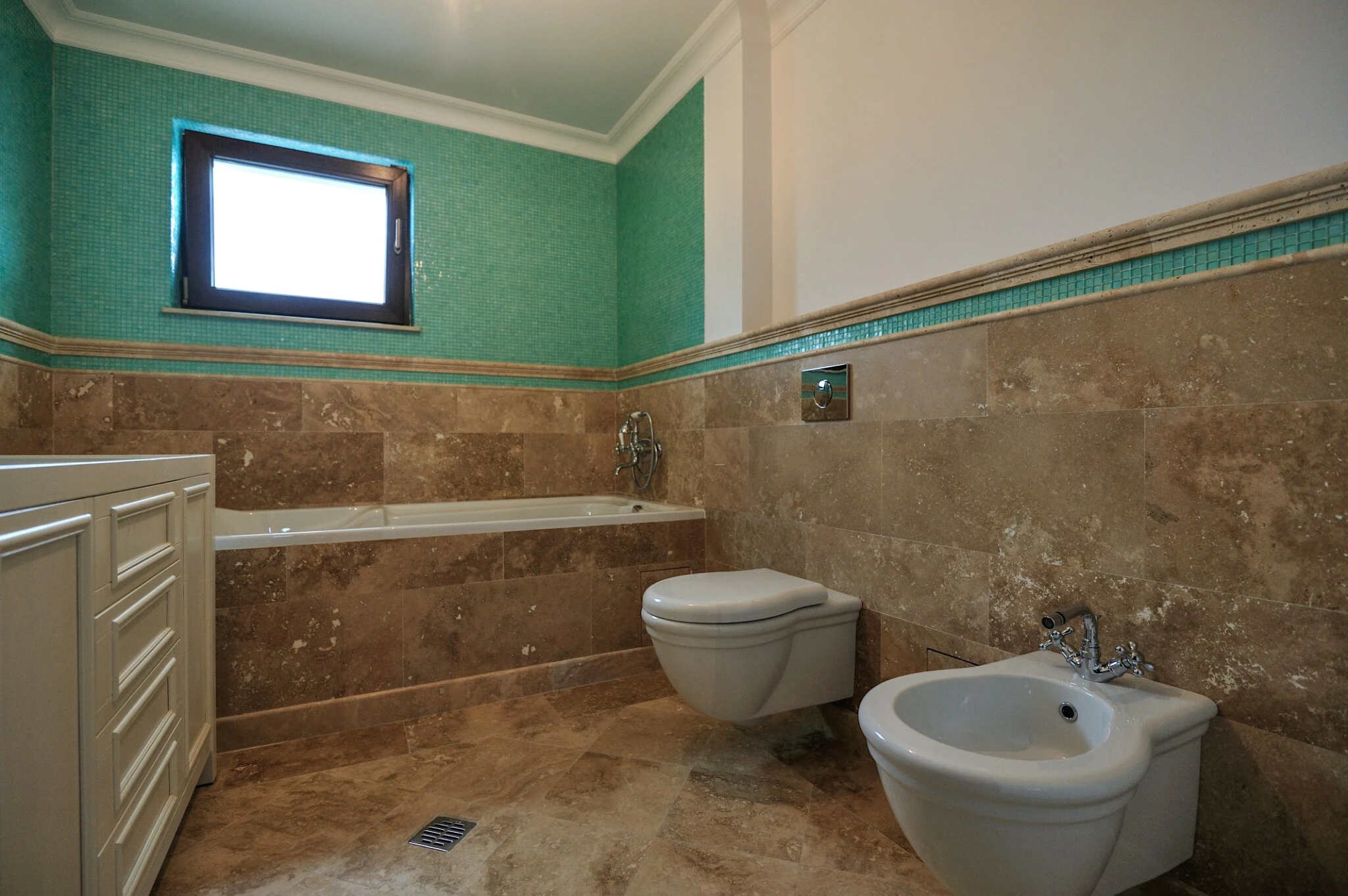 Baie placată cu travertin și mozaic — lucrare DOMOBUILD