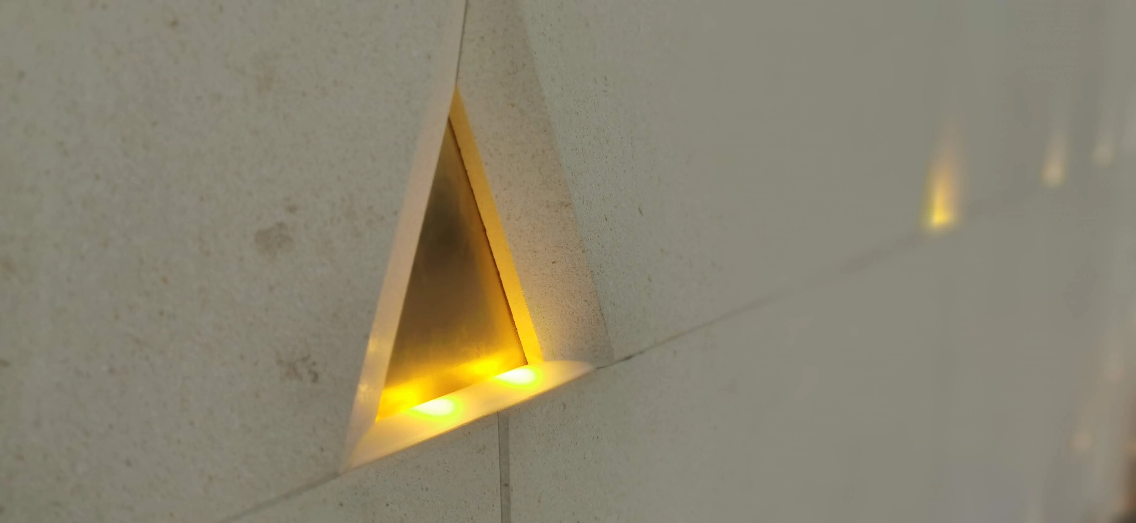 Iluminat integrat în placarea din piatră — lucrare DOMOBUILD