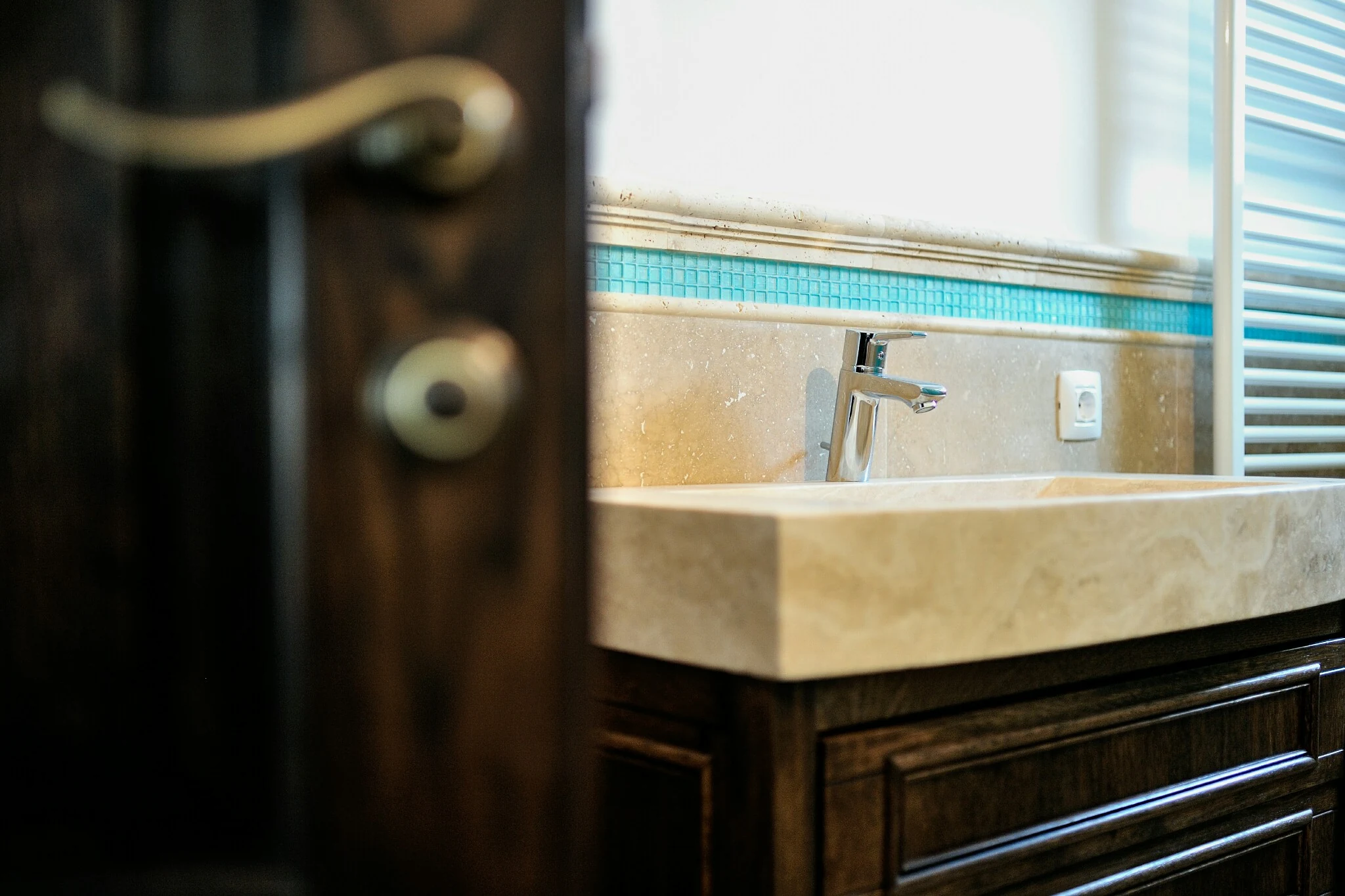 Lavoar din piatră și mozaic decorativ — lucrare DOMOBUILD