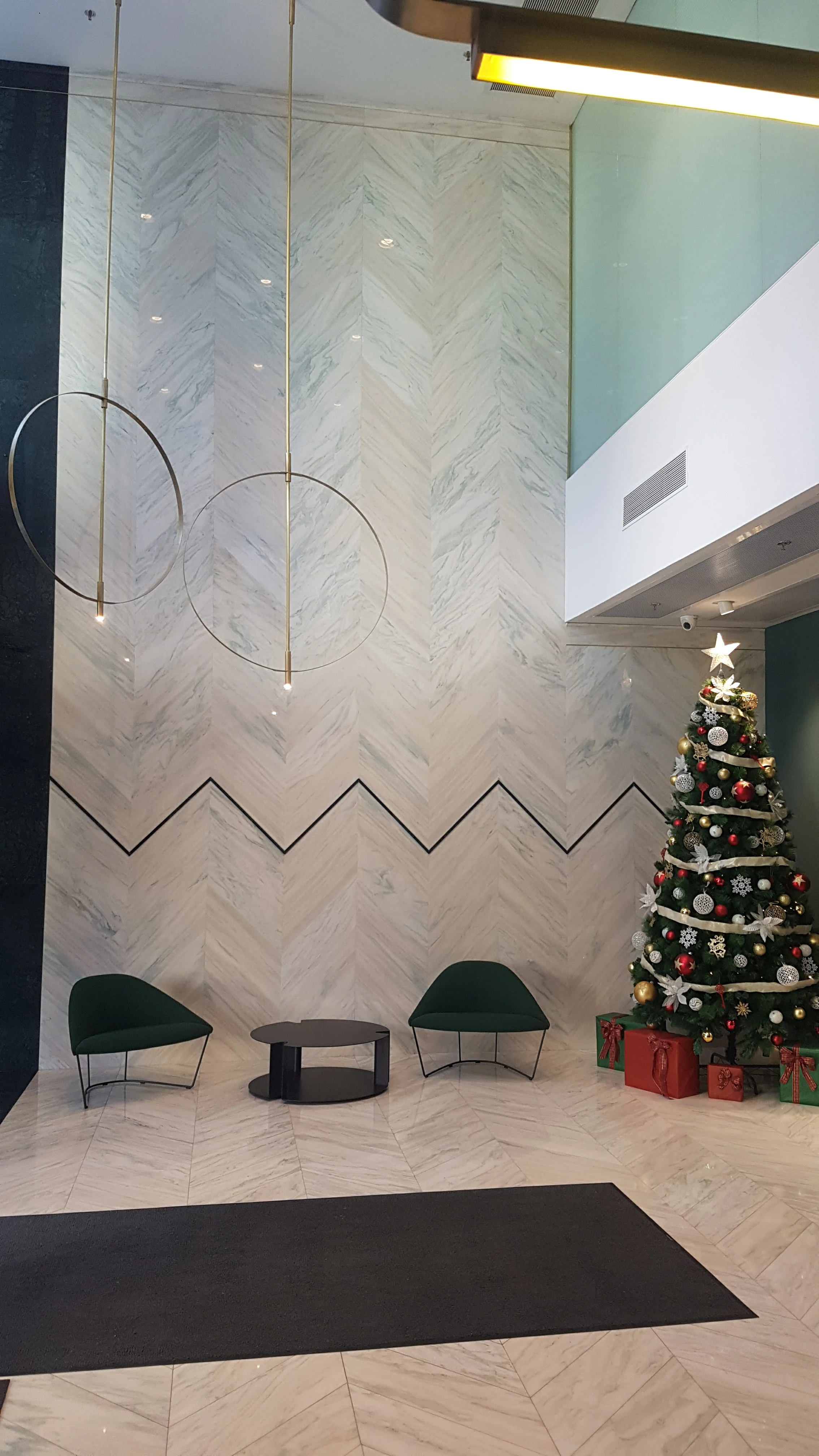 Placare decorativă din piatră bookmatch — lucrare DOMOBUILD