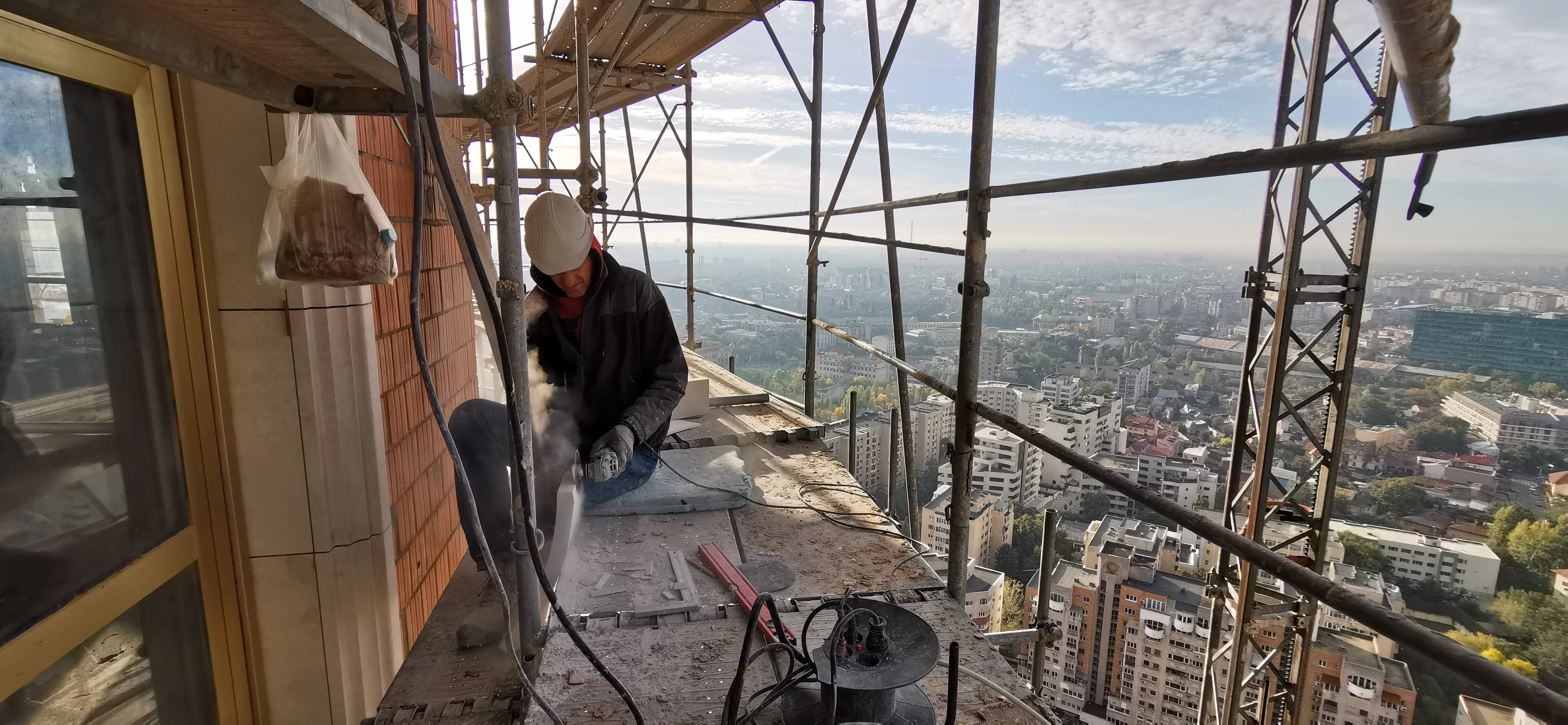Prelucrare și montaj la înălțime — lucrare DOMOBUILD