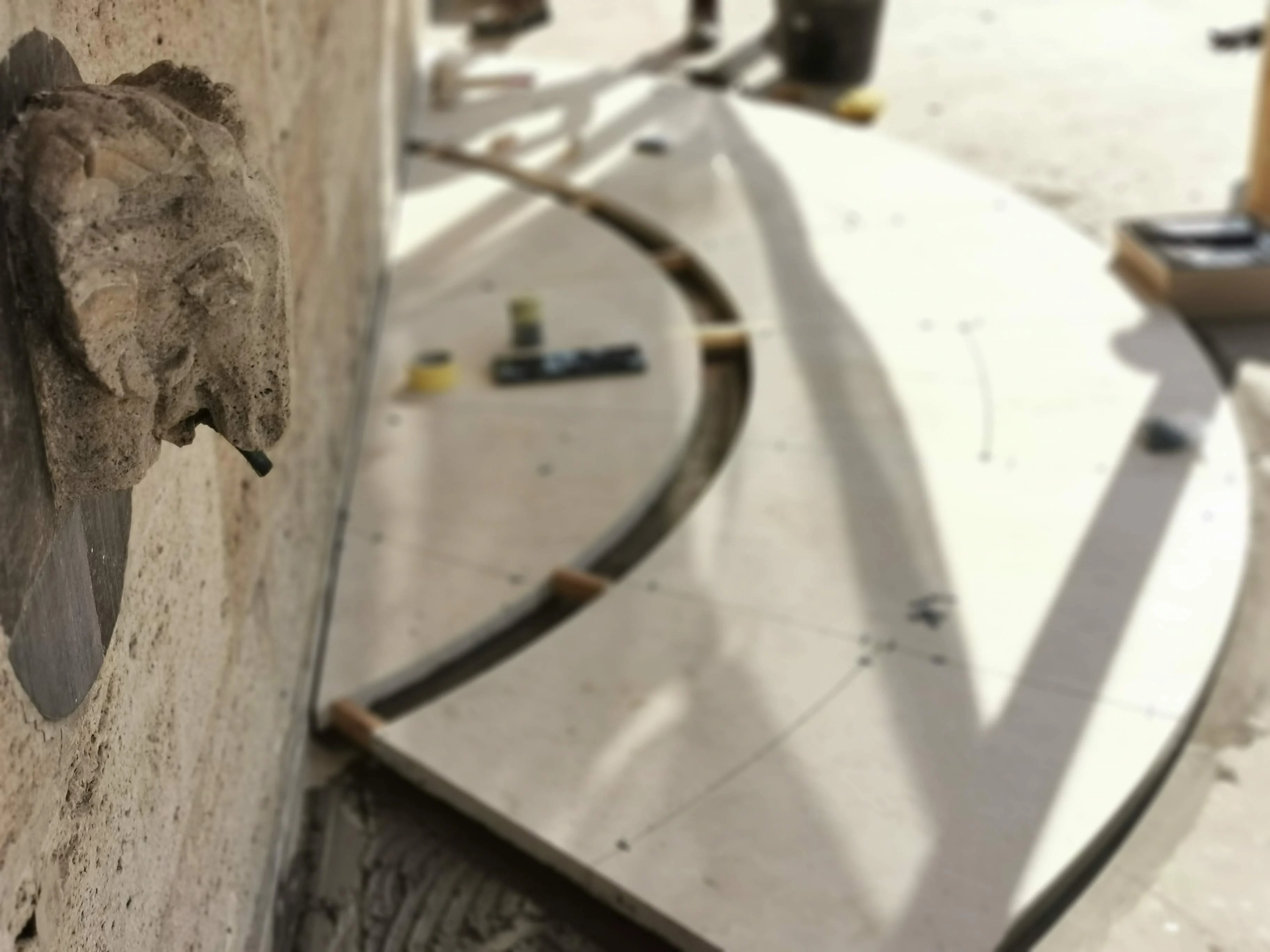 Detaliu de montaj în piatră naturală realizat de DOMOBUILD